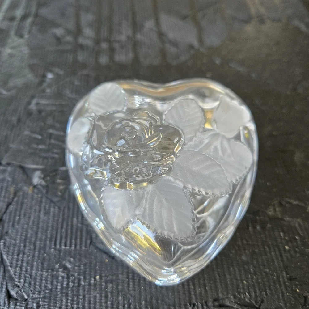Vintage Heart shaped clear Glass Trinket Box Rose Flowers & Leaves Jewelry Catch